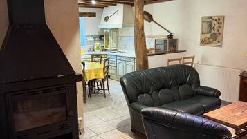 Een televisie en een open haard