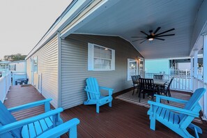 Outdoor dining - 8139 Seascape Deluxe- Sleeps 8-10 (MYRTLE BEACH)