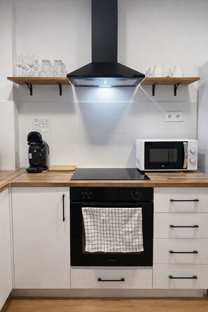 Microwave, oven, stovetop, dishwasher - Ideal group- 6pax- parking van (girona)
