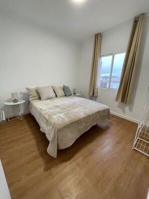 3 bedrooms, iron/ironing board, WiFi, bed sheets - Ideal group- 6pax- parking van (girona)
