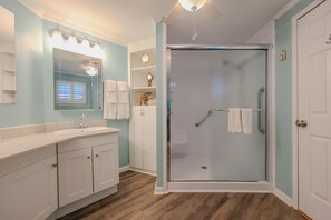 Shower, towels - 629 Lakewood Circle- Sleeps 10 (MYRTLE BEACH)