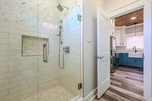 Shower, towels - 1720 Block 2 - Sleeps 8-10 (MYRTLE BEACH)