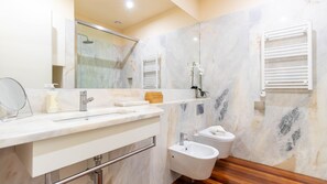 Hair dryer, towels - Myo Design House: São Bento (Porto)