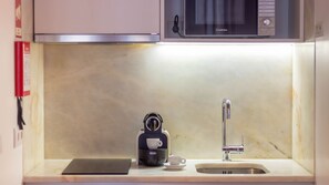 Réfrigérateur, micro-ondes, plaque de cuisson, cafetière/bouilloire