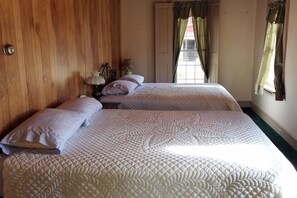 3 makuuhuonetta, vauvan matkasänky, vuodevaatteet