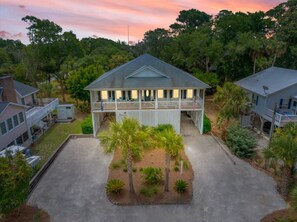 Bring your boat! There is ample Parking! - Stunning 4 Bed/3bath Pet Friendly, Hot tub, firepit, large porches! (Edisto Island)