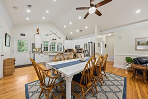 Dining - Stunning 4 Bed/3bath Pet Friendly, Hot tub, firepit, large porches! (Edisto Island)