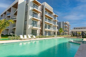 Pool - Exclusive 1BR, pool, gym, and artificial beach (Punta Cana)