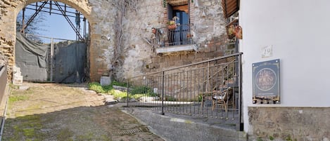 المنطقة المحيطة بالمنشأة