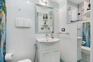 Regadera, secadora de cabello, toallas 