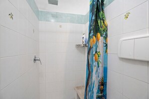 Shower, hair dryer, towels - House Le Antiche Mura (Castel Volturno)