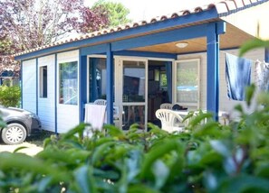 Outdoor dining - ZEcamping animé parc aquatique locatif 35m2 5 pers (Saint-Hilaire-de-Riez)