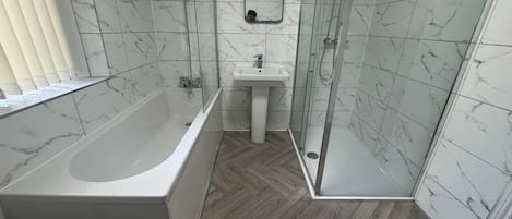 Regadera y papel de baño