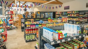 A grocery store with various products on shelves and in bins, including snacks, beverages, and household items. - ZEcamping espace aquatique animations locatif TV 26m2 5 pers (Saint-Hilaire-de-Riez)