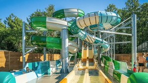 Ein Wasserpark mit mehreren Rutschen und einem Poolbereich.