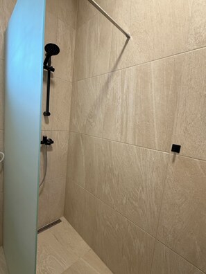 Douche, sèche-cheveux, serviettes fournies, savon