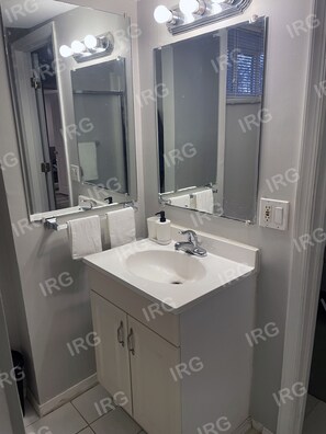 Bathroom - Cozy 1-bedroom studio in perfect Berwyn Heights with AC (Berwyn Heights)