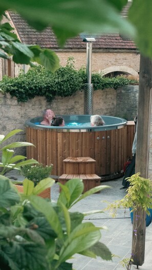 Outdoor spa tub - Charming country house with a Scandinavian bath outside. Dogs welcome! (Magny-Lambert)