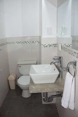 Shower, towels, soap, shampoo - san blas plaza hotel (Cusco)