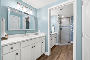 Shower, jetted bath, hair dryer, towels - Beautiful Beach Front, “Okaloosa Dreamin” 404!, Free Activities Included! (Fort Walton Beach)
