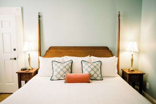 The Lieutenant's Suite: Sophisticated & Stylish Stay in Millersburg