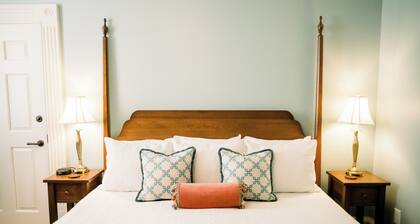 The Lieutenant's Suite: Sophisticated & Stylish Stay in Millersburg