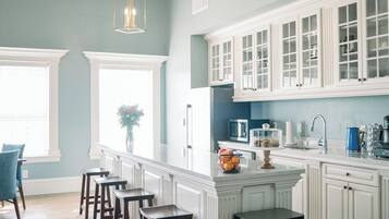 Fridge, microwave, dishwasher, coffee/tea maker