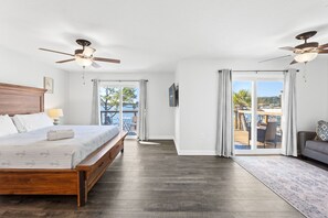 3 bedrooms, iron/ironing board, free WiFi, bed sheets - Waterfront Getaway☀️| Bay Views | Turtle's Cove | Dog-Friendly 🐾 | Fire Pit & Grill (Fort Walton Beach)