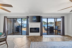 Interior - Waterfront Getaway☀️| Bay Views | Turtle's Cove | Dog-Friendly 🐾 | Fire Pit & Grill (Fort Walton Beach)