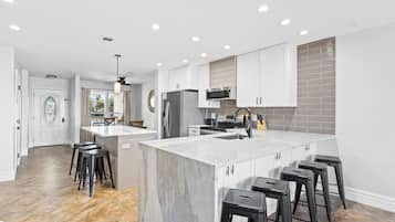 Geladeira, micro-ondas, fogão, cooktop