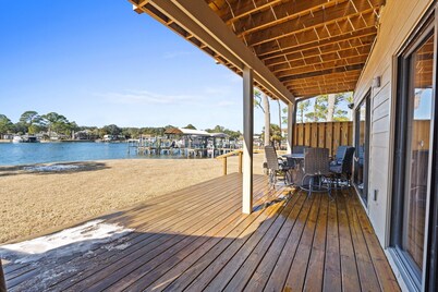 Waterfront Getaway☀️| Bay Views | Turtle's Cove | Dog-Friendly 🐾 | Fire Pit & Grill