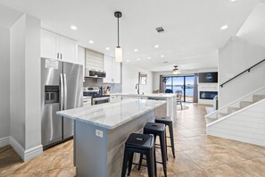 Fridge, microwave, oven, stovetop - Waterfront Getaway☀️| Bay Views | Turtle's Cove | Pet-Friendly 🐾 | Fire Pit & Grill (Fort Walton Beach)