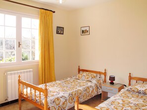 3 habitaciones, tabla de planchar con plancha, wifi y ropa de cama 