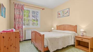 3 bedrooms, iron/ironing board, WiFi, bed sheets