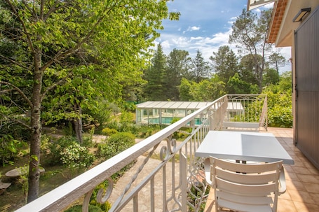 Outdoor dining. Holiday Home for 7 Guests with Pool – Il Bosco