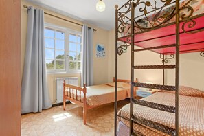 3 habitaciones, tabla de planchar con plancha, wifi y ropa de cama 