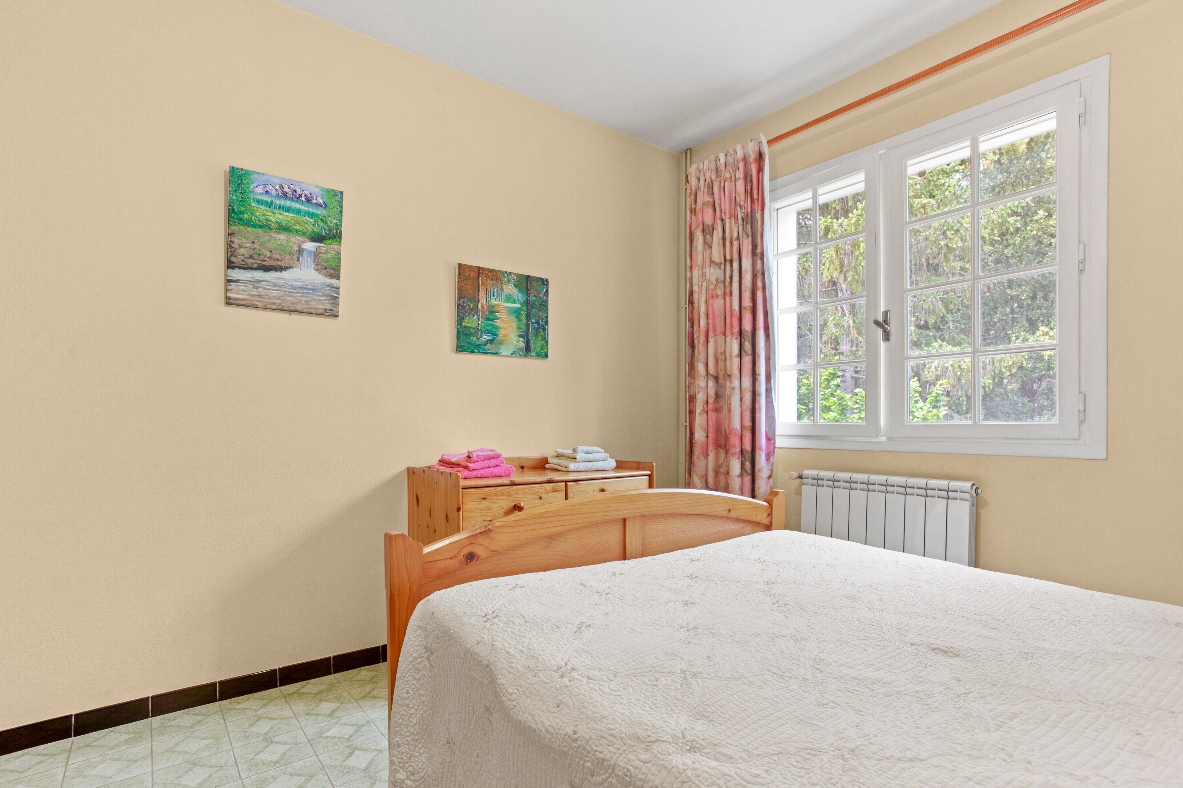 3 slaapkamers, een strijkplank/strijkijzer, wifi, beddengoed