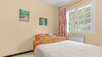 3 slaapkamers, een strijkplank/strijkijzer, wifi, beddengoed