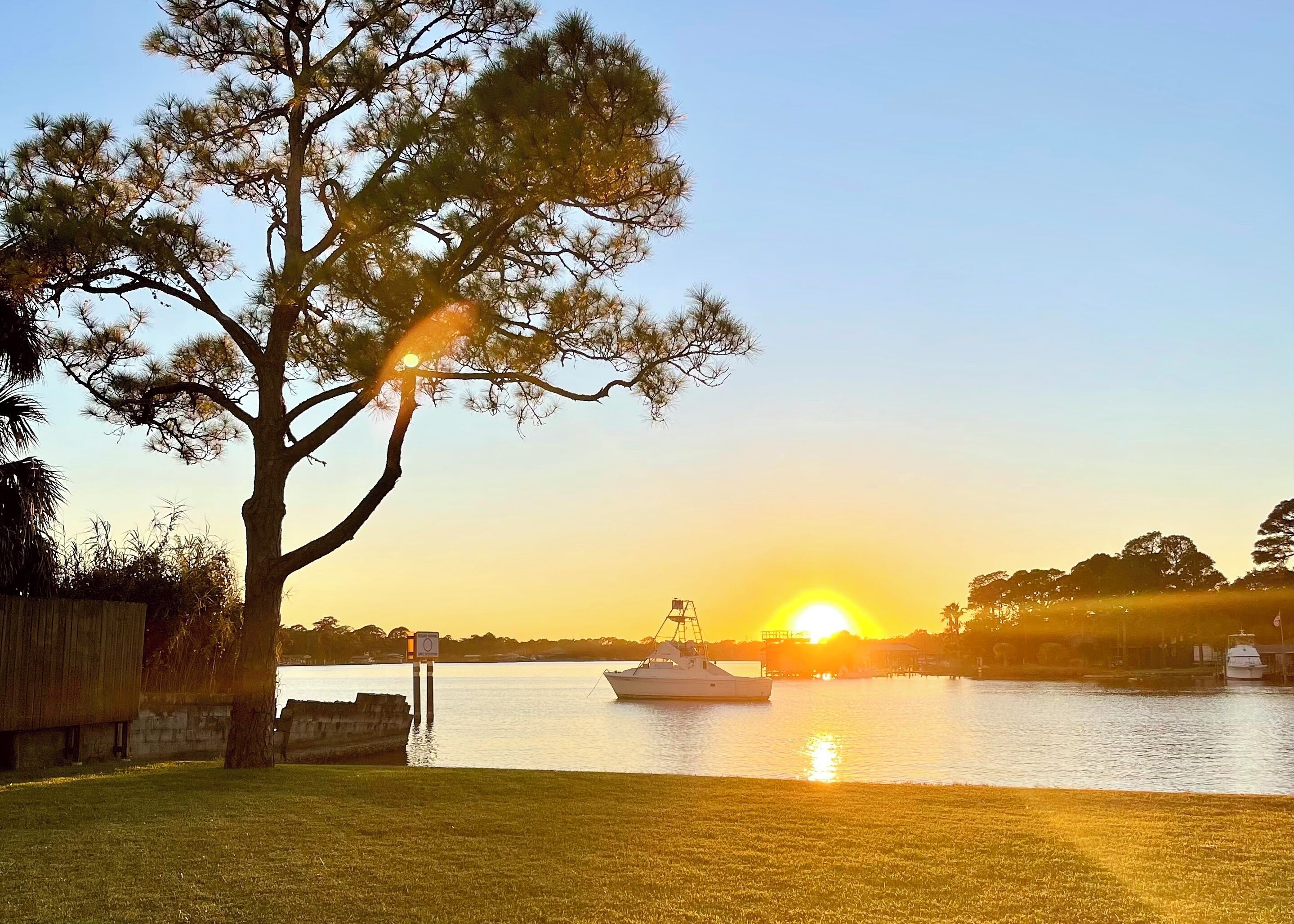 Water Views - Gas Grill - Fishing - Unforgettable sunsets over the bay – nature's perfect show!