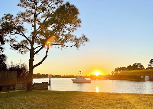 Panhandle Paradise, Waterfront, 2 Dog Friendly in Fort Walton Beach. Free Activities Included!