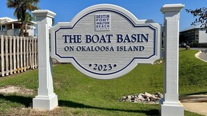 Schild für The Boat Basin auf Okaloosa Island, Destin, Walton Beach, Florida, 2023.