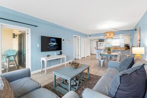 Smart TV - The Seashell–Steps to Sand, Beach Service, Pool, Free Activities! (Fort Walton Beach)