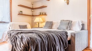 2 bedrooms, desk, travel cot, free WiFi