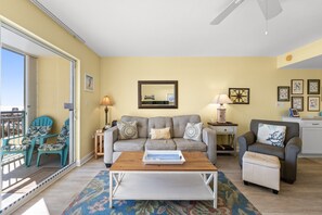 Smart TV - Beachfront Condo with Pool, Hot Tub & Free Beach Service – Perfect for Families! (Fort Walton Beach)