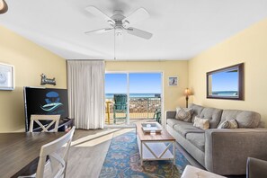Smart TV - Beachfront Condo with Pool, Hot Tub & Free Beach Service – Perfect for Families! (Fort Walton Beach)