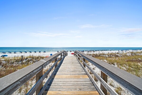 Beach - Beach Service! Beach Front! Sandy Shores 208 - Beachfront Bliss with Free Activities & Pool (Fort Walton Beach)