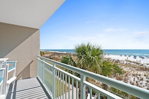 Property grounds - Beach Service! Beach Front! Sandy Shores 208 - Beachfront Bliss with Free Activities & Pool (Fort Walton Beach)