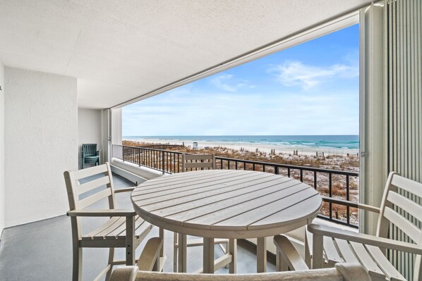 Outdoor dining - Beach Front, “Surf Buggy” 210, Free Activities Included! (Fort Walton Beach)