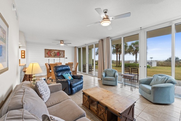 Relaxed and spacious living area with a great view to the outside.