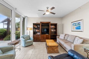 Smart TV - Beach Front, “Family Tides” 103, Free Activities Included! (Fort Walton Beach)